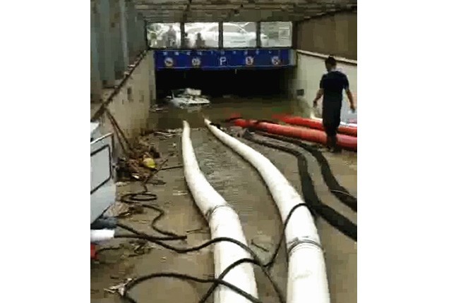 二環(huán)支路沙口路，山東消防兩臺，我們?nèi)_潛水泵同時運行，一切正常了